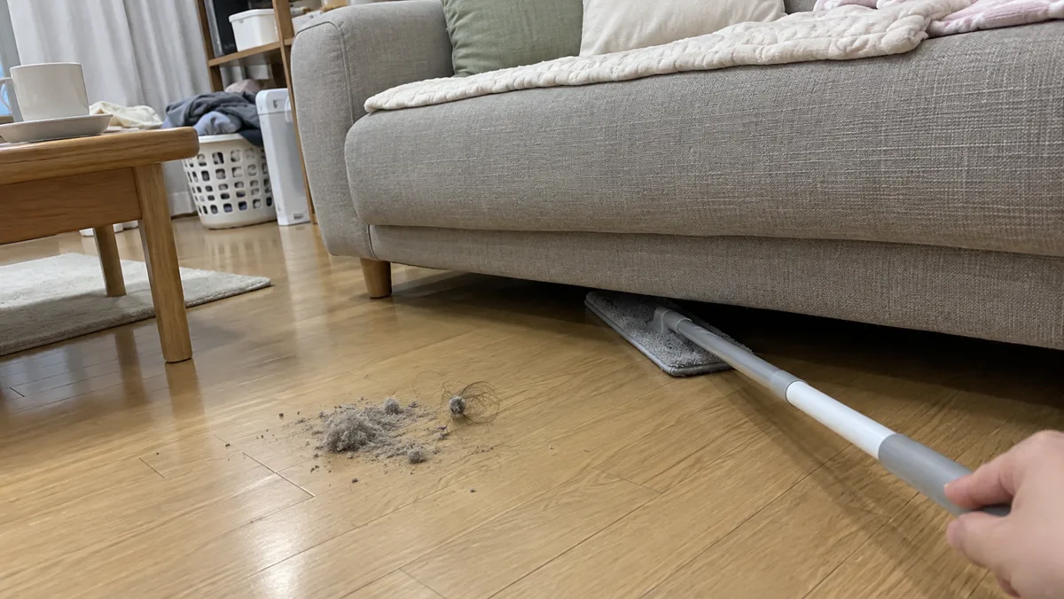 슬림 밀대는 소파와 침대 밑까지 밀어 넣어 먼지를 끌어낼 수 있어요
