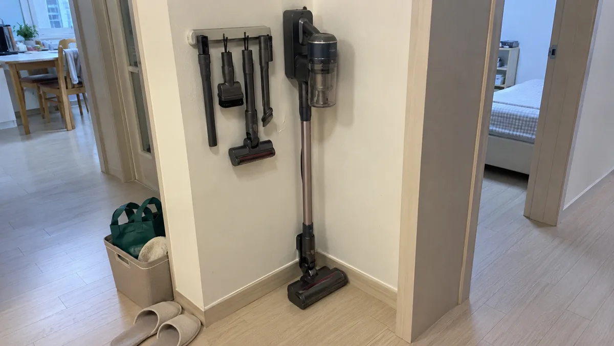 벽에 거치대를 두면 충전하기 편하고 꺼내 쓰기가 쉬워서 자주 돌리게 돼요