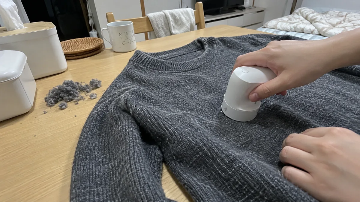 옷을 평평하게 펴고 날을 가볍게 대어 한 방향으로 쓸어주세요
