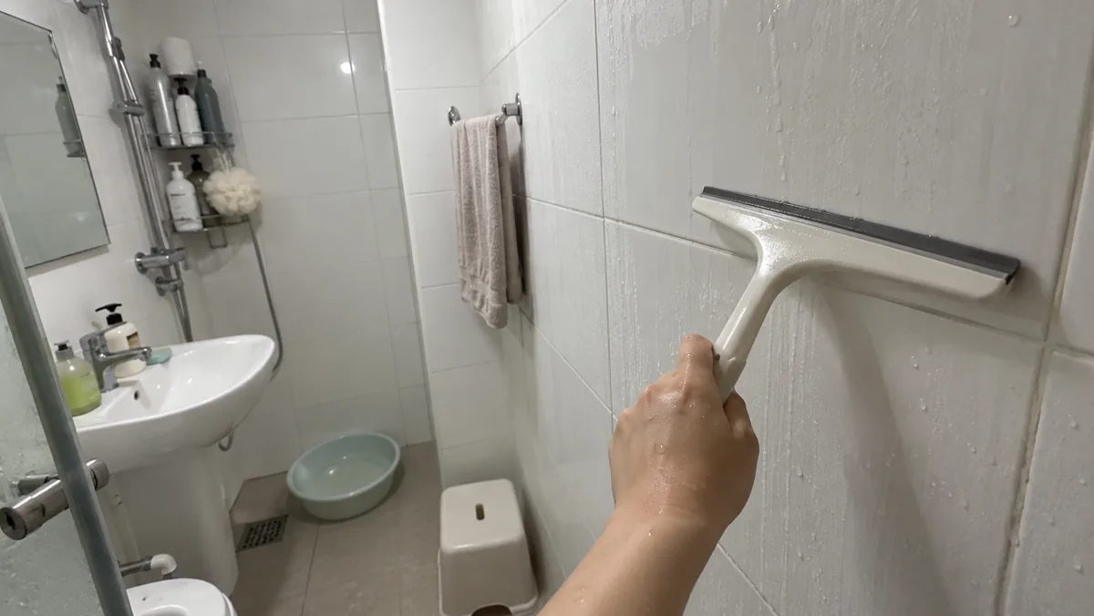샤워 후에 스퀴지로 벽면 물기만 밀어줘도 줄눈이 마르는 시간이 확 줄어요