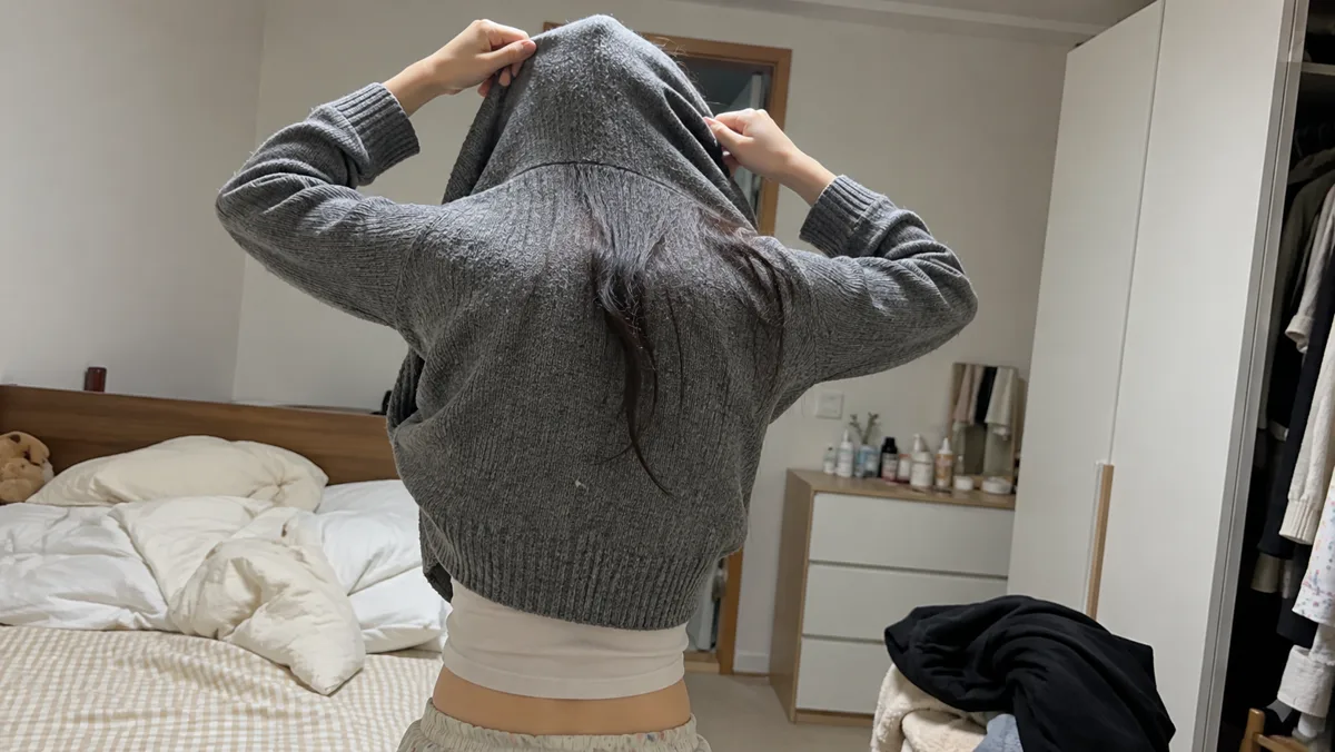 니트를 벗을 때 머리카락과 보풀이 달라붙는 건 겨울에 흔한 일이에요