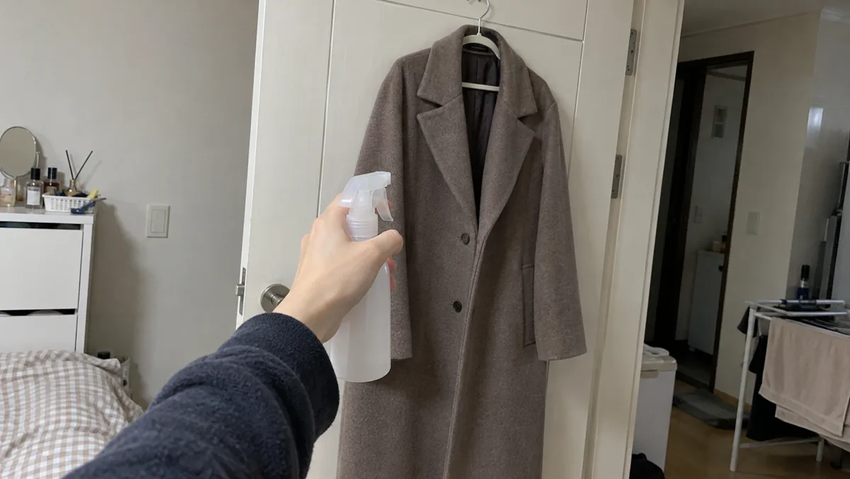옷에서 한 뼘 이상 떨어뜨려 가볍게 뿌리는 게 기본이에요
